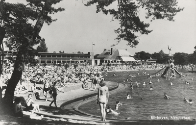 605758 Gezicht op het grote bassin en het paviljoen van het natuurbad De Biltsche Duinen te Bilthoven.